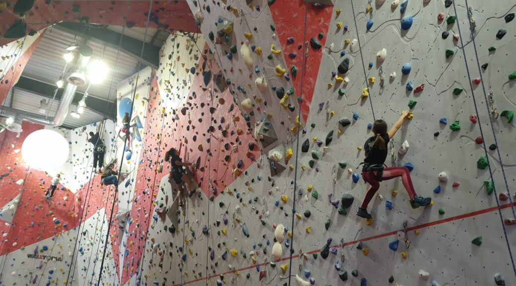 un tour en ville  l'événement. Un mur d'escalade tout neuf à la Maison des  sports